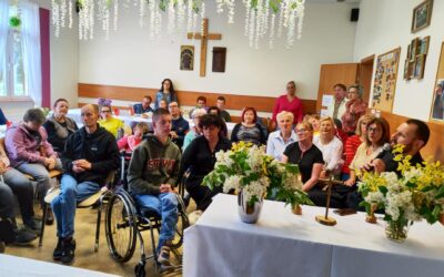 „Chwalcie łąki umajone,góry doliny zielone Chwalcie cieniste gaiki,źródła i kręte strumyki …” rozbrzmiało dzisiaj w naszych murach.